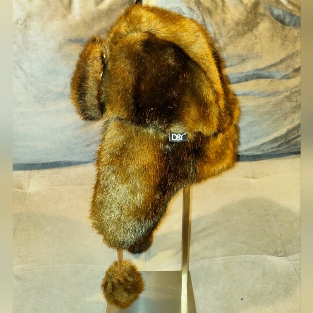 D&Y DESIGNER BROWN FAUX FUR WINTER USHANKA HAT WITH EAR FLAPS & POM POM TIES EUC
